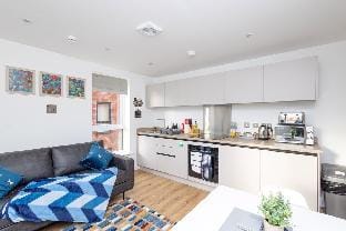 Free Parking & WiFi, EV Plug, En-suite's, King Bed Vacation rental in Leeds