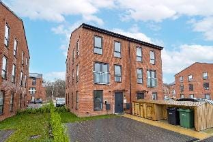 Free Parking & WiFi, EV Plug, En-suite's, King Bed Vacation rental in Leeds