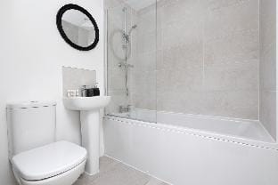 Free Parking & WiFi, EV Plug, En-suite's, King Bed Vacation rental in Leeds