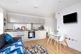 Free Parking & WiFi, EV Plug, En-suite's, King Bed Vacation rental in Leeds