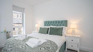 Luxury Central 4 BDR house by Belfast City Breaks  Vacation rental in Belfast
