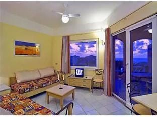 Panoramic Sea-views. Sunsets, 7 min Walk to Beach, Cottage Apartment, Terrace Apartment in Sardinia