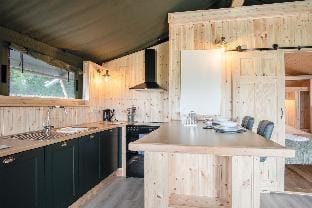 Paviland - Safari Glamping Tent - Llangennith Campground/ 
RV Resort in Wales