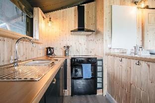 Paviland - Safari Glamping Tent - Llangennith Campground/ 
RV Resort in Wales
