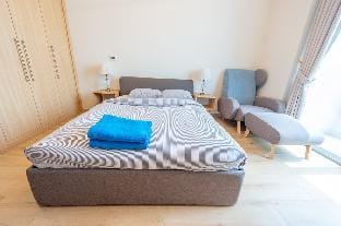 Cozy Studio Apt in front of Metro Stn - Aura Azizi Apartment in Dubai