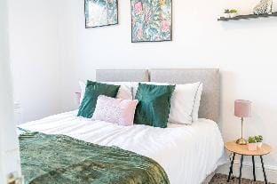 Spacious 3-Bed Flat Sleeps 6 with Free Wifi Vacation rental in Barrow-in-Furness