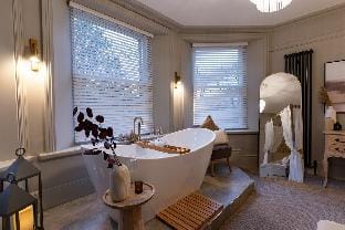 Huge 11 Bed House in Buxton w/ Parking + Hot Tub Vacation rental in High Peak District