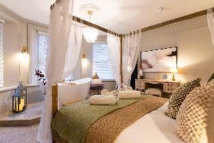 Huge 11 Bed House in Buxton w/ Parking + Hot Tub Vacation rental in High Peak District