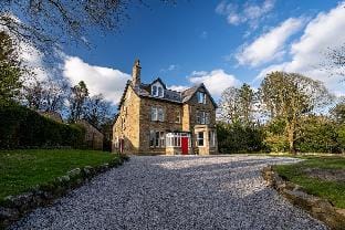 Hob Hurst - Spacious 4 Bed Apt Hot Tub & Courtyard Apartment in High Peak District