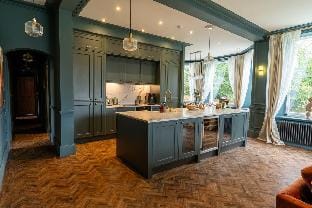 Hob Hurst - Spacious 4 Bed Apt Hot Tub & Courtyard Apartment in High Peak District