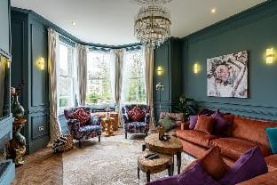 Hob Hurst - Spacious 4 Bed Apt Hot Tub & Courtyard Apartment in High Peak District