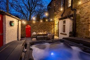 Hob Hurst - Spacious 4 Bed Apt Hot Tub & Courtyard Apartment in High Peak District