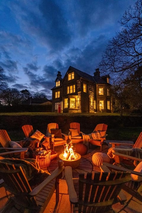 Calming Crescent - Luxury 4 Bed Apt Parking/WiFi Apartment in High Peak District