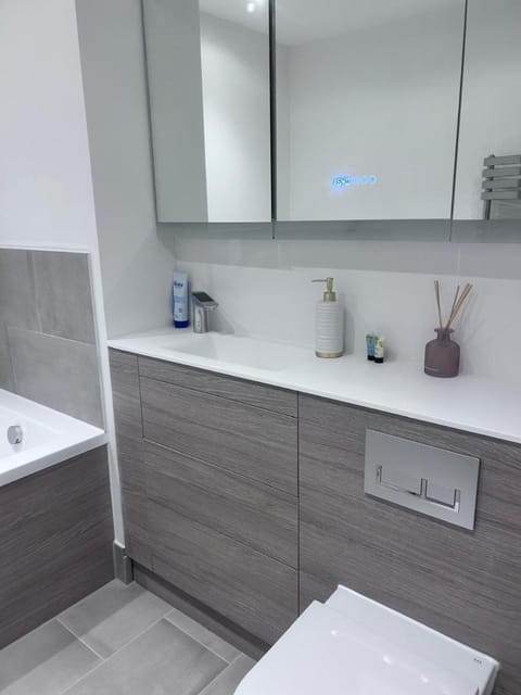 The Sunrise Den-Lovely 2 bedroom apartmentParking Apartment in Harlow