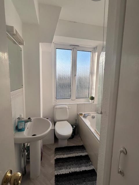 Cathedrial View Apt | Sleeps 11 | Parking   Apartment in Winchester