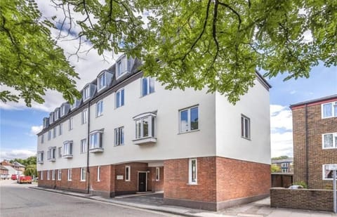 Cathedrial View Apt | Sleeps 11 | Parking   Apartment in Winchester