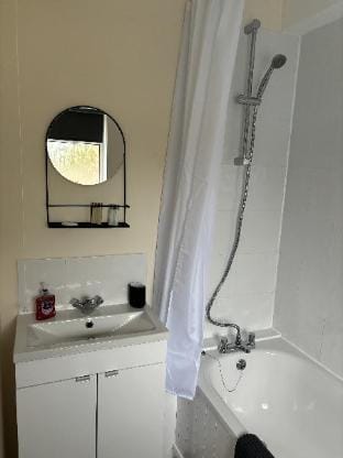 Central Apartment in Swindon