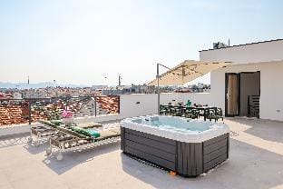 Penthouse with jacuzzi, city center Apartment in Zadar