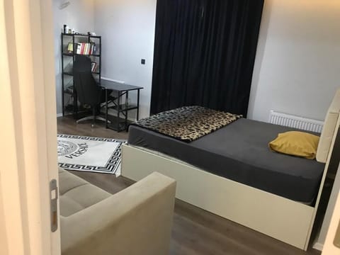 Karşıyaka / Şemikler'de kiralık oda. Apartment in Izmir