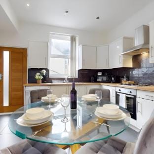 Modern & Cozy 4-Bedroom Getaway Vacation rental in Sheffield