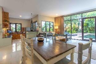 2BR DELUXE STUDIO+private pool in 75 from surfspot Apartment in West Selemadeg