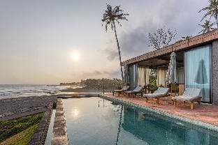 Ultimate Beachfront 3-Bedroom Villa Cascade Balian Villa in West Selemadeg