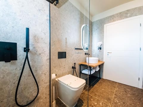 Sunset Shoreline Saranda - Sea View - Free Private Parking - Pool Hotel in Sarandë