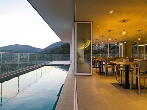 Sunset Shoreline Saranda - Sea View - Free Private Parking - Pool Hotel in Sarandë