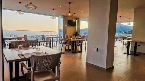 Sunset Shoreline Saranda - Sea View - Free Private Parking - Pool Hotel in Sarandë