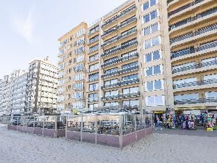 Spacious apartment with direct sea view Apartment in Middelkerke