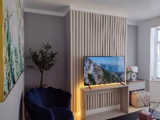 "Green House" is eco-friendly with parking garden. Vacation rental in Hull