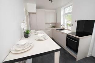 "Green House" is eco-friendly with parking garden. Vacation rental in Hull