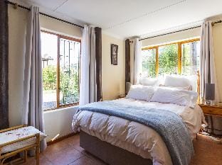 Experience Nature at Brenton on Sea with breakers dolphins and whales Apartment in Knysna