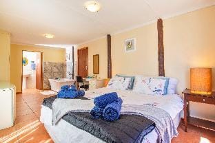 Experience Nature at Brenton on Sea with breakers dolphins and whales Apartment in Knysna