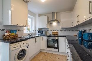 Two Bedroom, Parking Near City Hospital Long Stays Vacation rental in Nottingham