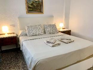 Centrally-Located, Spacious & short walk to Beach Apartment in Alicante