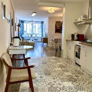 Centrally-Located, Spacious & short walk to Beach Apartment in Alicante