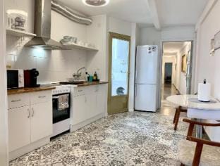 Centrally-Located, Spacious & short walk to Beach Apartment in Alicante