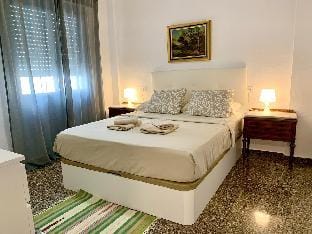 Centrally-Located, Spacious & short walk to Beach Apartment in Alicante