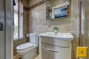 Discounts| NEC | BHX | Sleep 10 | 4 Bed, 3 Bath Vacation rental in Coventry