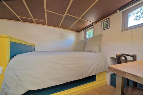 Péniche MaPensée Docked boat in Metz