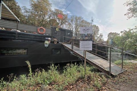 Péniche MaPensée Docked boat in Metz