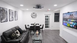 3 Bed Semi - Sky n Netflix - Stadium & Attractions Vacation rental in Manchester