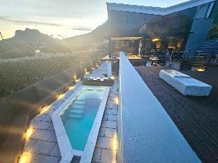 Luxury villa | Pool | Serviced | Outdoor BBQ Villa in Cape Town