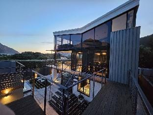 Luxury villa | Pool | Serviced | Outdoor BBQ Villa in Cape Town