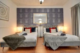 5 bed Maisonette in Fratton + 2 Smart TVs Apartment in Portsmouth