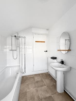 A4 Sleeps 5 central location modern 1bed apartment Vacation rental in Grantham