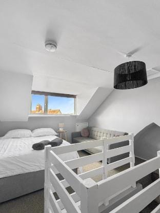 A4 Sleeps 5 central location modern 1bed apartment Vacation rental in Grantham