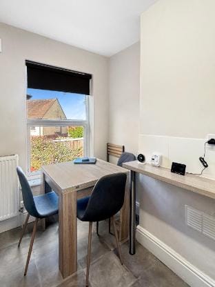 A4 Sleeps 5 central location modern 1bed apartment Vacation rental in Grantham