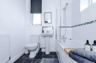 Spacious One-Bedroom Apartment in Saint Helens Vacation rental in St Helens